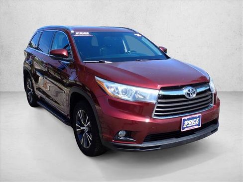 Used 2016 Toyota Highlander XLE w/ Four Season Floor Mat Package AWD/4WD image 6