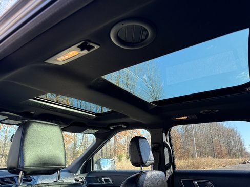 Used 2018 Ford Explorer XLT w/ Equipment Group 202A image 4