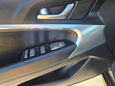 Used 2023 Genesis G70 2.0T image 32