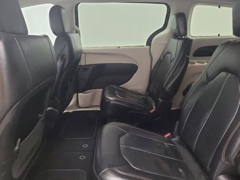 Used 2018 Chrysler Pacifica Touring-L FWD image 18
