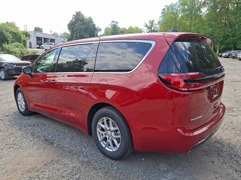 New 2026 Chrysler Pacifica Select image 3