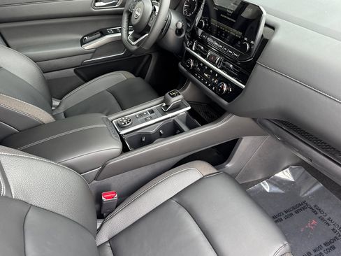 New 2025 Nissan Pathfinder SL image 18