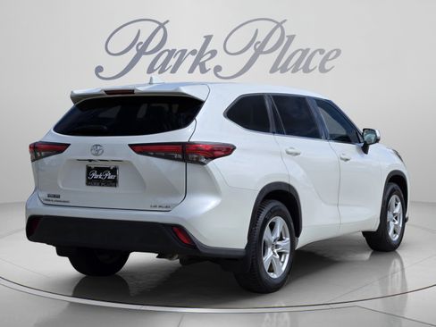 Used 2020 Toyota Highlander LE AWD/4WD image 5