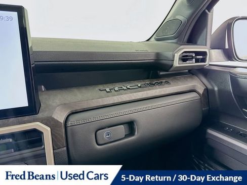 Used 2025 Toyota Tacoma Limited image 27