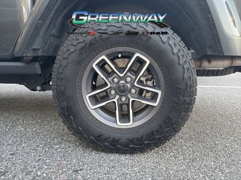 Used 2025 Jeep Gladiator Mojave w/ Convenience Group image 9