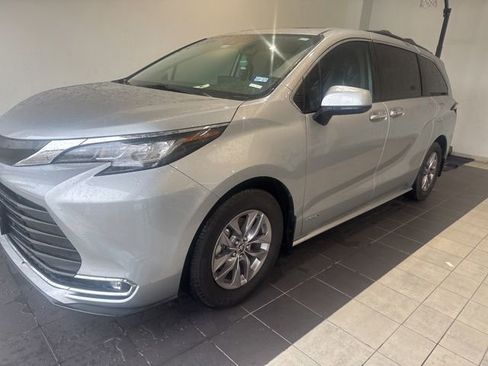 Used 2021 Toyota Sienna XLE FWD image 3