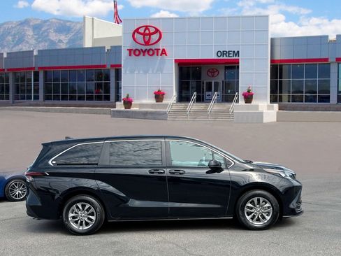 Used 2025 Toyota Sienna LE FWD image 3