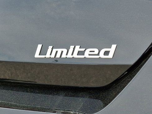 Used 2025 Hyundai Elantra Limited image 16