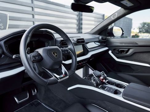 Used 2025 Lamborghini Urus SE image 2