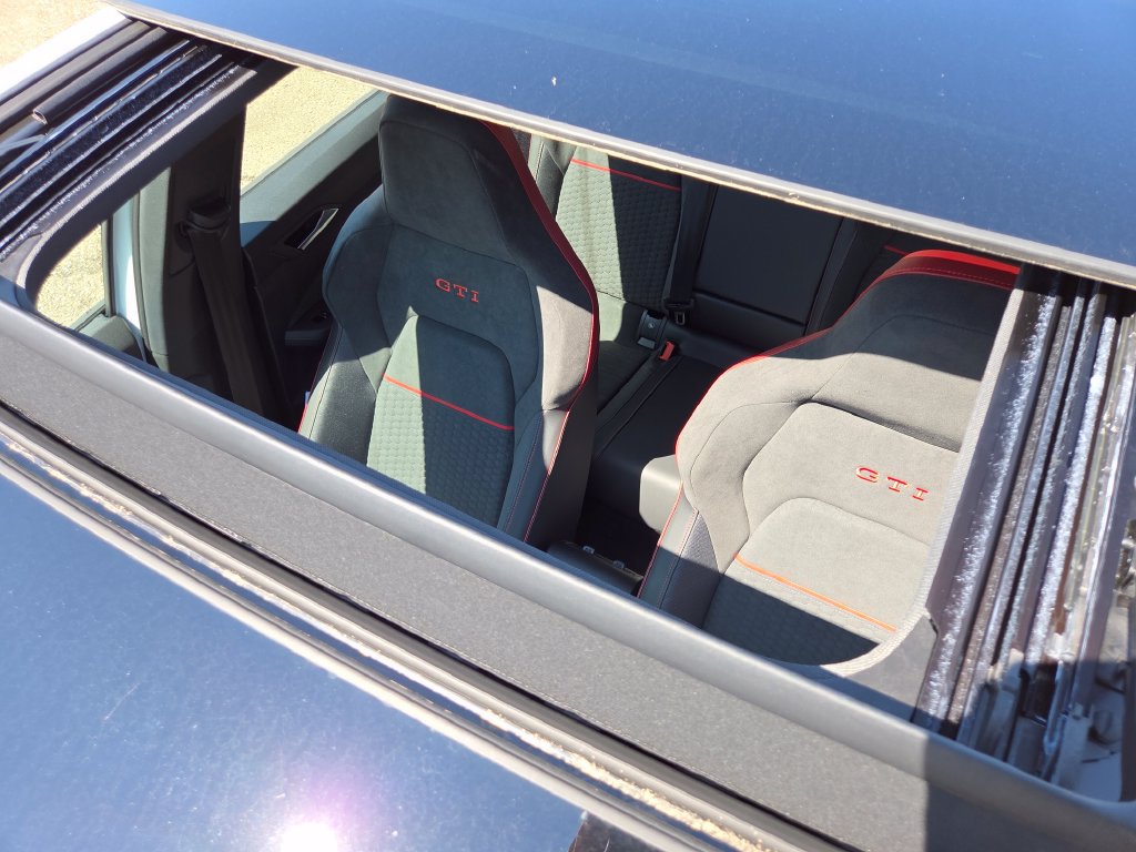 New 2026 Volkswagen GTI SE FWD image 3