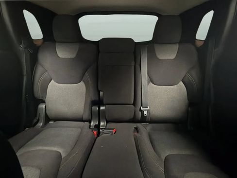 Used 2018 Jeep Cherokee Latitude w/ Altitude Package FWD image 17