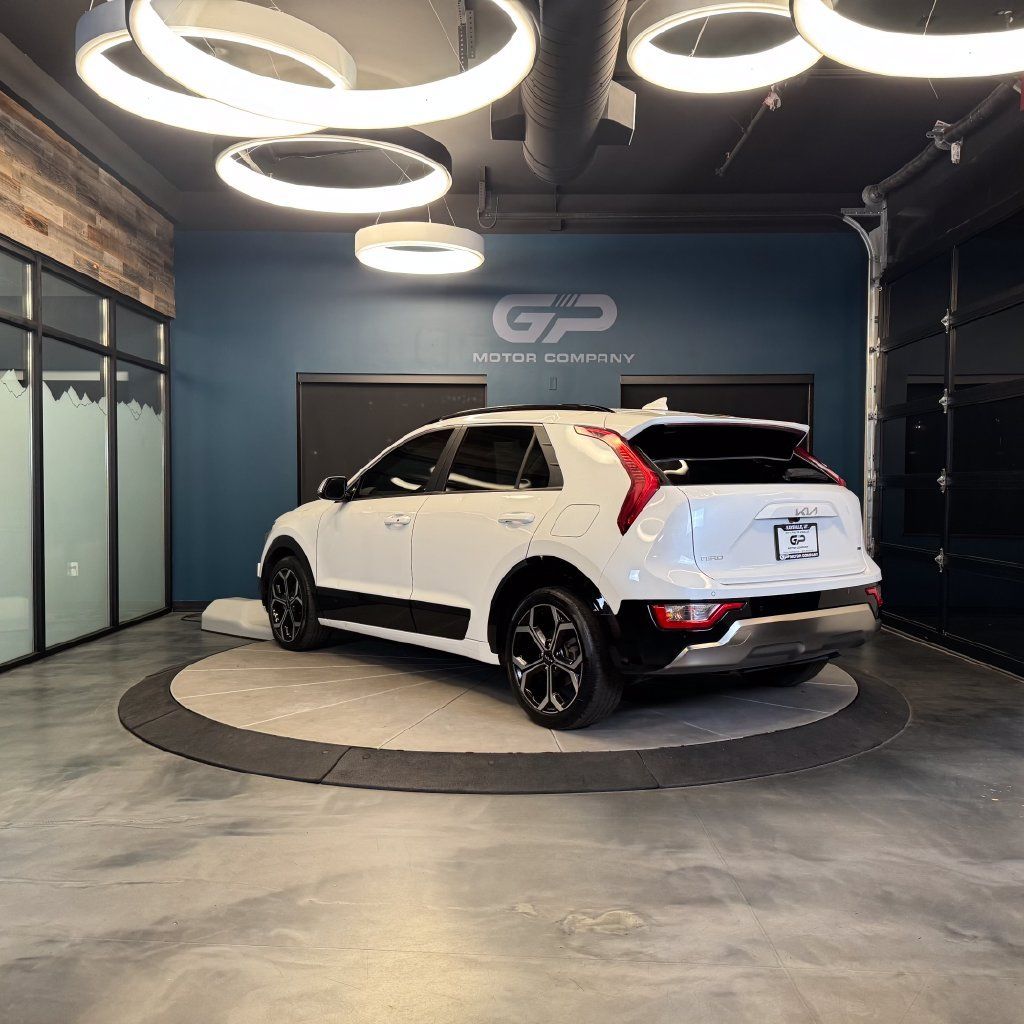 Used 2023 Kia Niro EX Touring FWD image 5