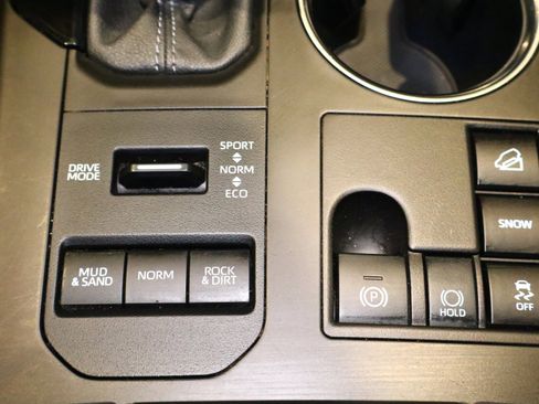 Used 2024 Toyota Highlander LE image 27