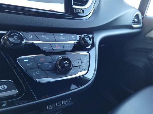 Certified 2025 Chrysler Pacifica Select image 11