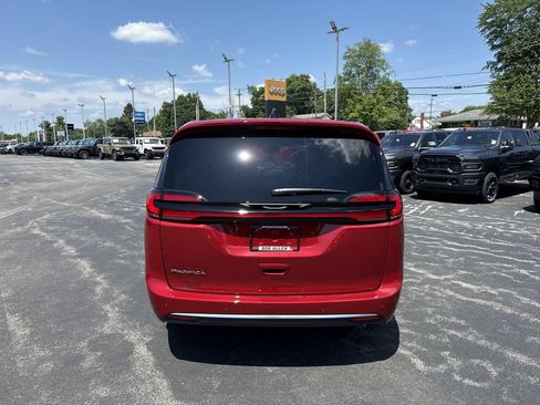 New 2027 Chrysler Pacifica Select FWD image 19