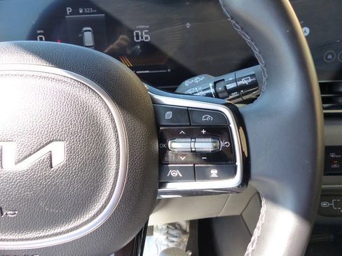 Used 2025 Kia Carnival EX FWD image 26