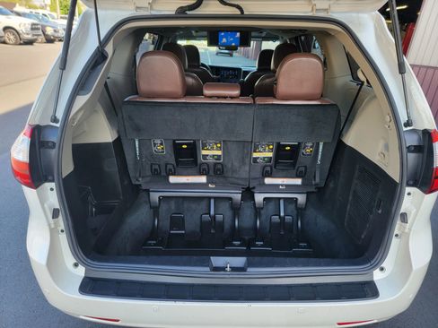 Used 2017 Toyota Sienna Limited Premium AWD/4WD image 16