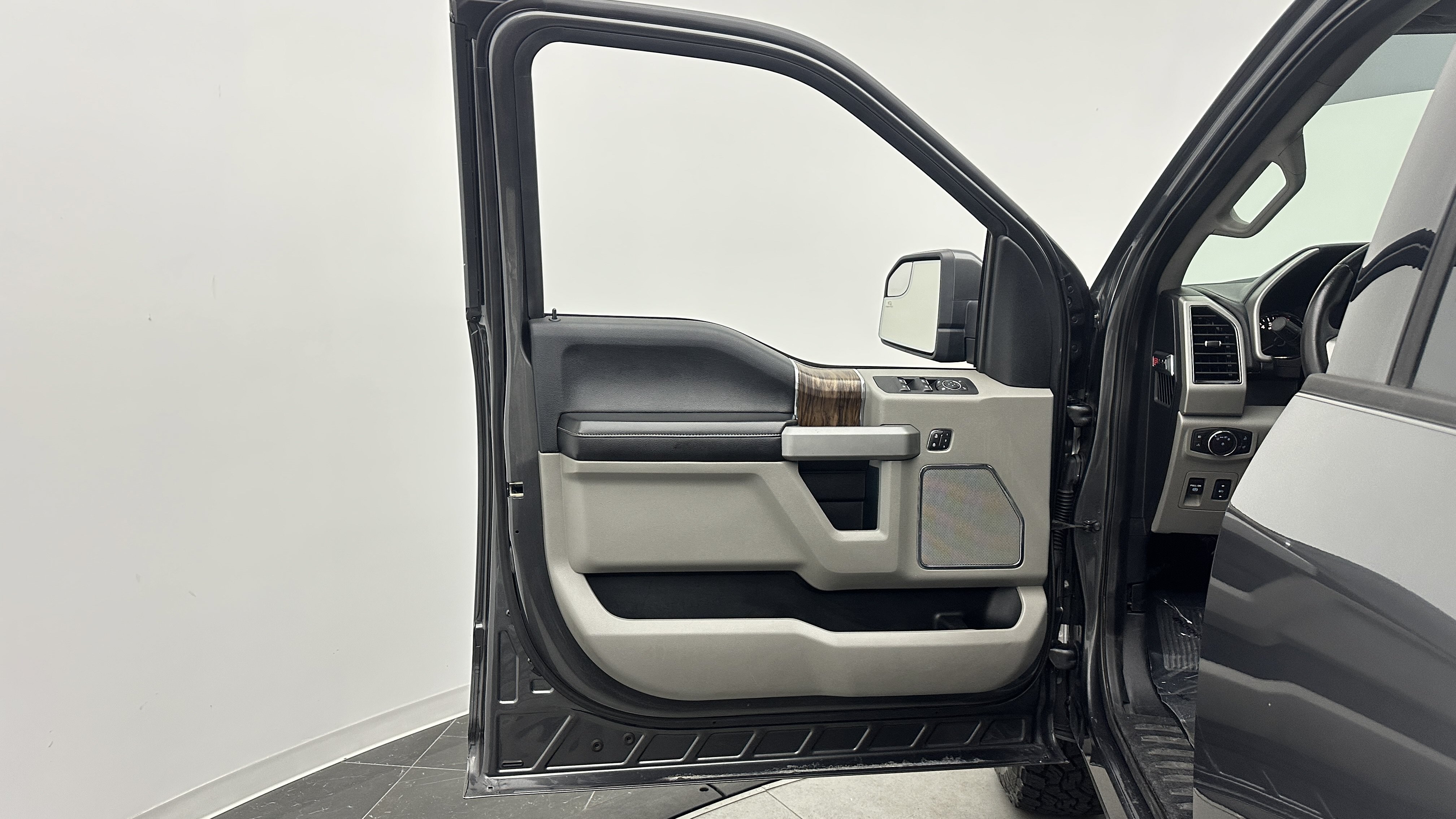 Used 2018 Ford F150 Lariat RWD image 11