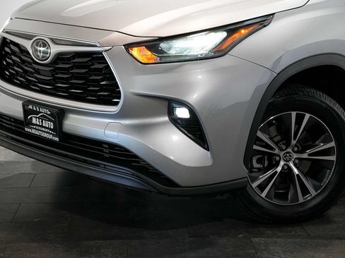 Used 2020 Toyota Highlander XLE AWD/4WD image 10