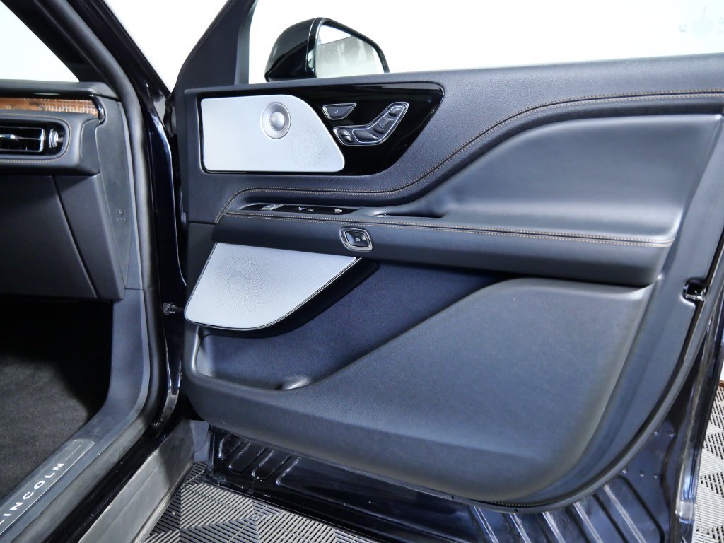 Certified 2025 Lincoln Aviator Black Label AWD/4WD image 9