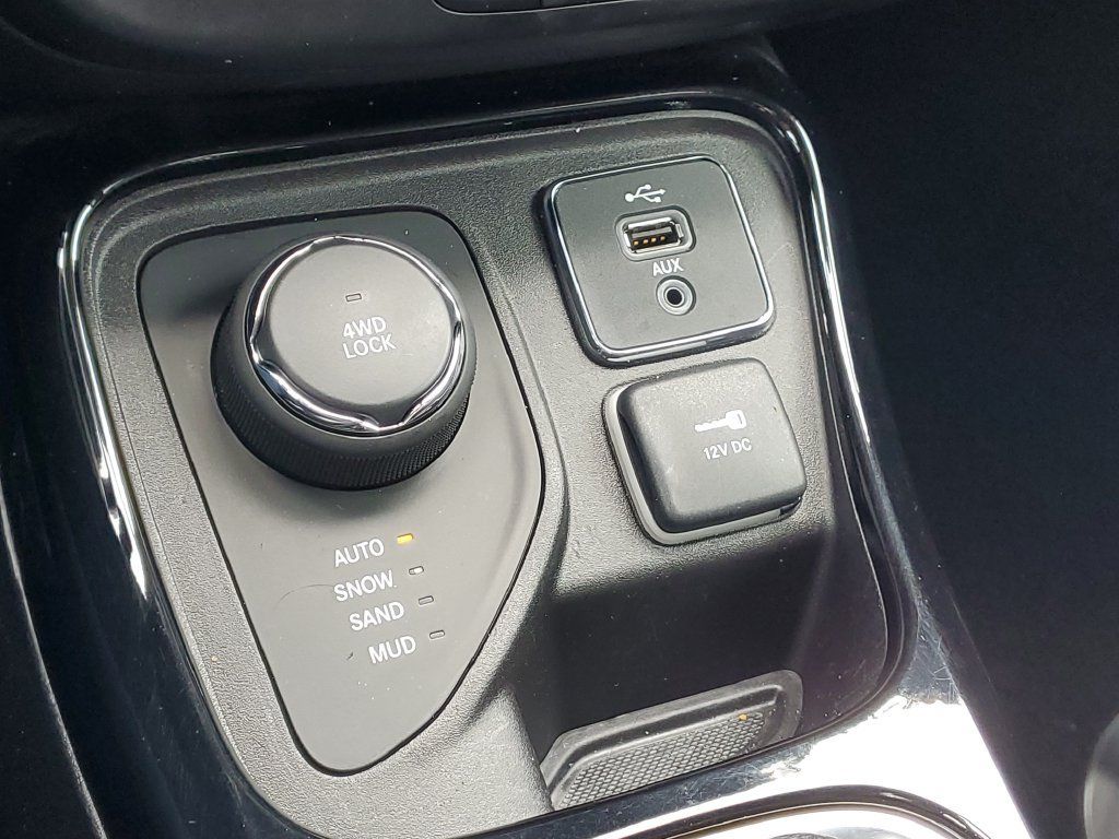 Used 2018 Jeep Compass Limited w/ Navigation Group AWD/4WD image 27