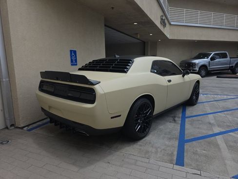 Used 2016 Dodge Challenger SXT Plus RWD image 3