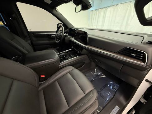 Used 2025 Chevrolet Suburban Z71 image 8