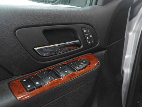 Used 2013 Chevrolet Avalanche LTZ image 22