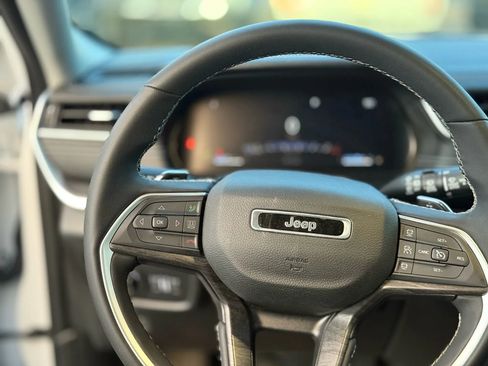 Used 2023 Jeep Grand Cherokee Limited w/ Luxury Tech Group II image 32