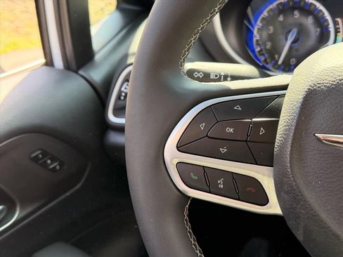 Used 2025 Chrysler Pacifica Select image 19