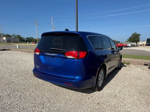 Used 2021 Chrysler Voyager LX FWD image 4