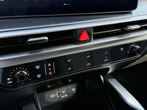 Certified 2025 Kia Sorento LX image 16