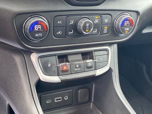 Certified 2022 GMC Terrain SLE w/ Driver Convenience Package image 11