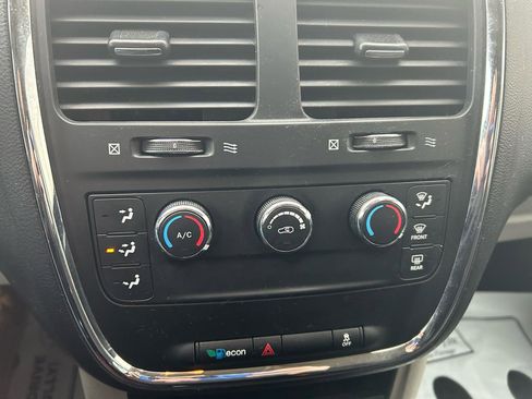 Used 2014 Dodge Grand Caravan SE image 22