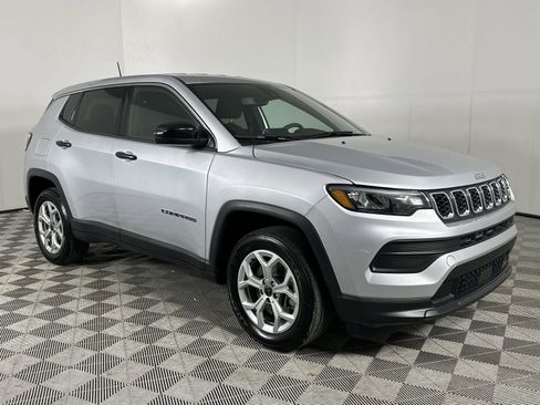 Used 2025 Jeep Compass Sport image 3