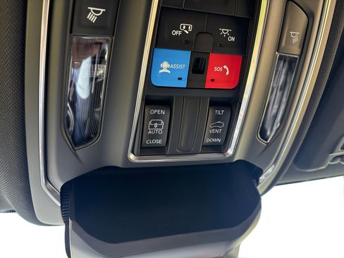 New 2025 Jeep Grand Cherokee Laredo X w/ Luxury Tech Group I image 18