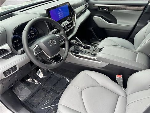 Certified 2025 Toyota Highlander Platinum image 13