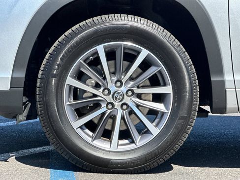 Used 2018 Toyota Highlander XLE w/ Carpet Mat Package (TMS) FWD image 25