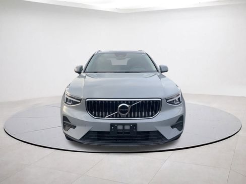Used 2025 Volvo XC40 B5 Core image 2