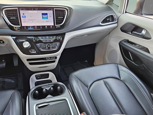 Used 2023 Chrysler Pacifica Touring-L image 13