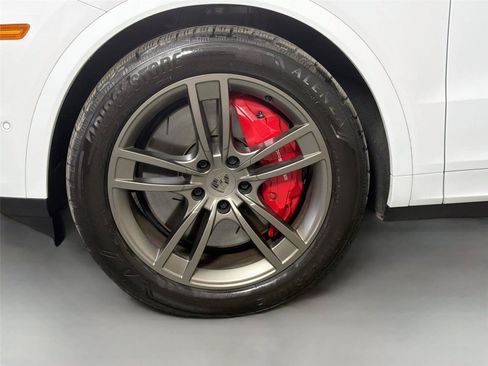 Certified 2025 Porsche Cayenne Turbo AWD/4WD image 11