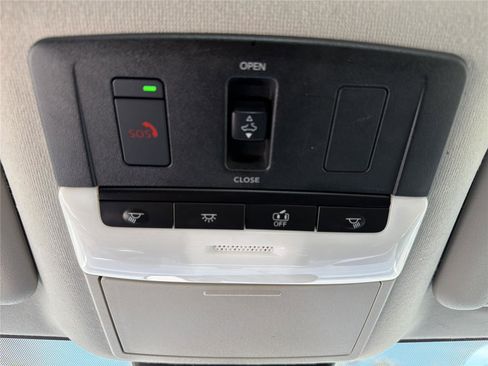 Used 2024 Nissan Sentra SR w/ SR Premium Package FWD image 19