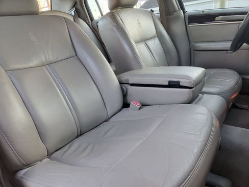 Used 2006 Lincoln Town Car Signature Limited image 32