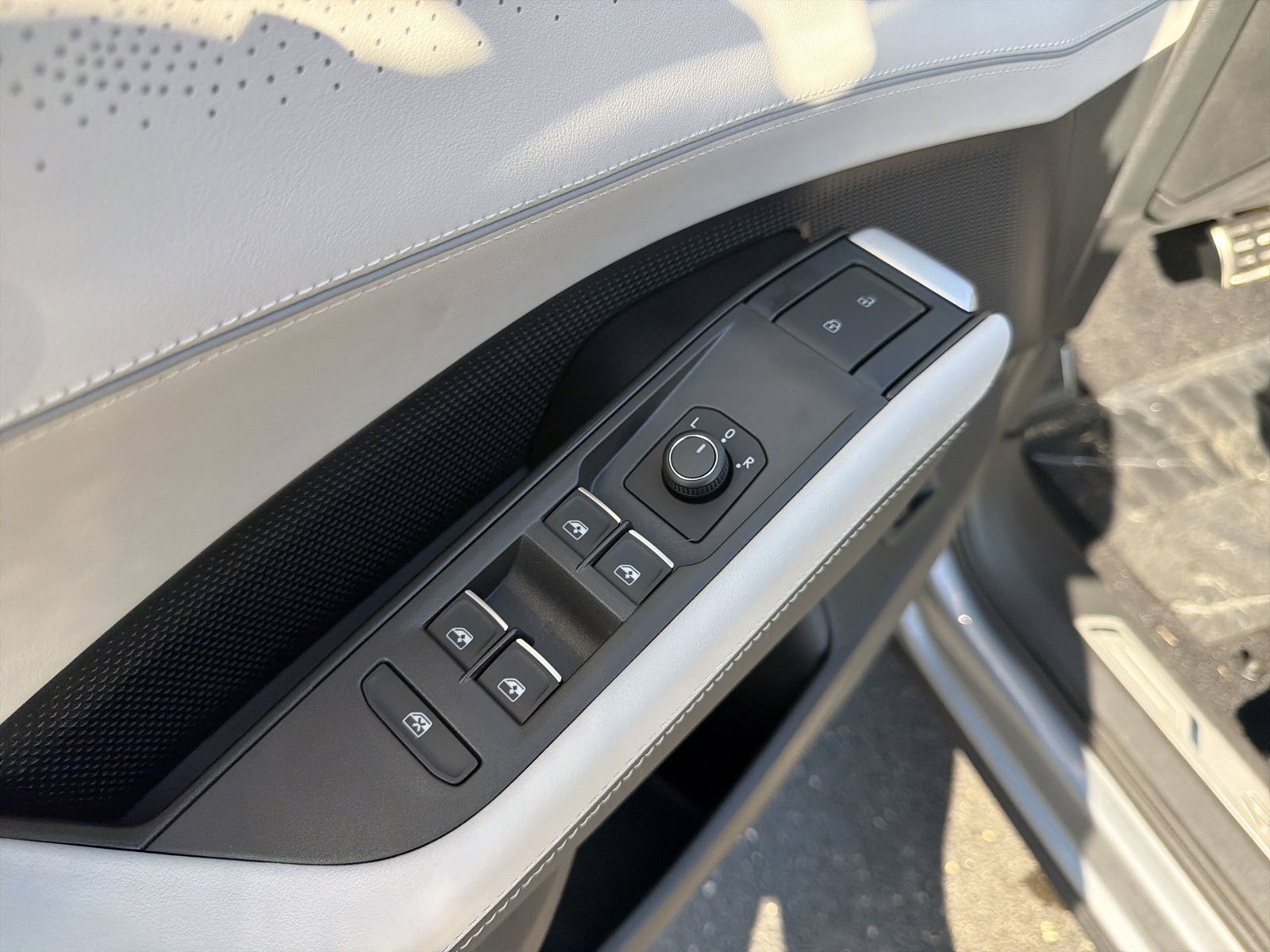 New 2027 Volkswagen Atlas SEL R-Line AWD/4WD image 14