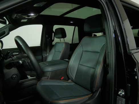 Used 2025 GMC Yukon AT4 AWD/4WD image 14