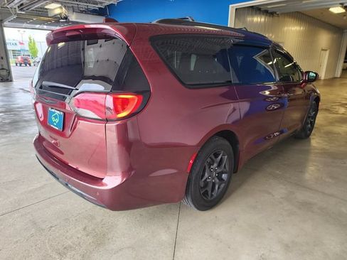 Used 2019 Chrysler Pacifica Touring-L w/ S Appearance Package FWD image 4