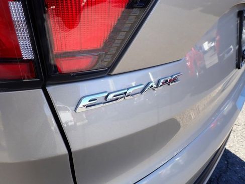 Used 2017 Ford Escape SE image 6