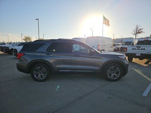 Used 2022 Ford Explorer XLT w/ Equipment Group 202A image 7
