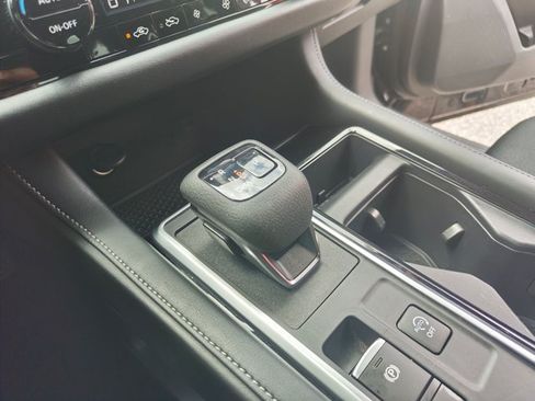 Used 2024 Nissan Pathfinder SV w/ Black Appearance Package AWD/4WD image 17