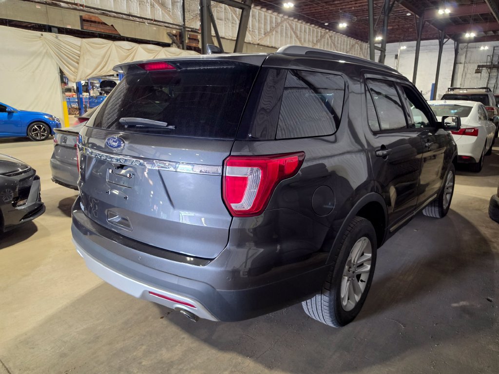 Used 2017 Ford Explorer XLT FWD image 2